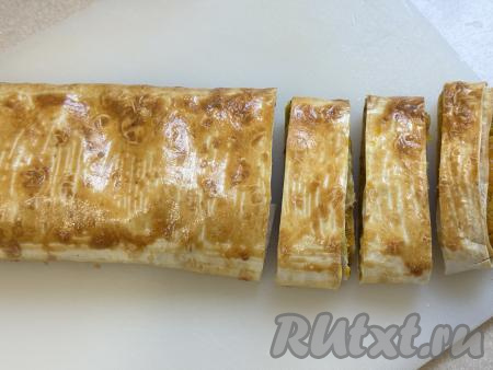 Противень с рулетом с тыквой поставить в духовку, разогретую до 180 градусов, запекать минут 30-35 (до подрумянивания лаваша). Готовую выпечку достать из духовки, дать немного остыть, после этого переложить на разделочную доску, нарезать на кусочки.&nbsp;