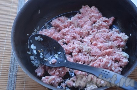 Лук нарезать мелко, обжарить, добавить фарш. Обжаривать 20 минут, разминая комочки. Посолить, поперчить, добавить ароматные травы по вкусу.