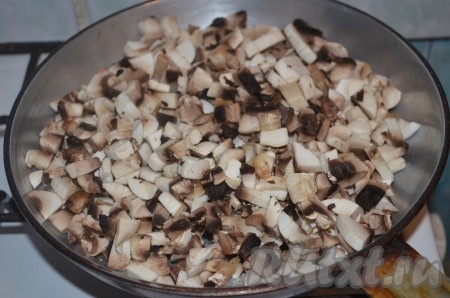 Шампиньоны порезать мелко, обжарить 5-7 минут, посолить и поперчить по вкусу.