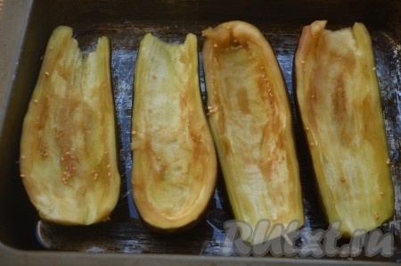 Затем баклажаны промыть, немного отжать, ложкой вынуть мякоть.