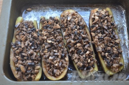 Выложить грибы следующим слоем на фарш.