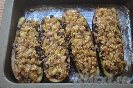 Мякоть, которую мы вынули из баклажанов, мелко порезать, обжарить 5 минут, выложить поверх грибов.