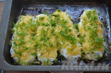 Затем залить баклажаны сметаной, присыпать мелко порезанной зеленью и тертым сыром, запекать еще 15 минут.