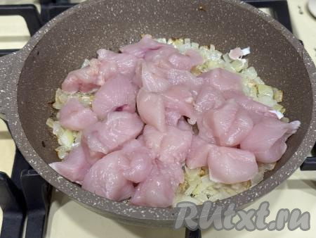 Мясо курицы нарезать на средние кубики, посолить, перемешать, добавить в сковороду.&nbsp;