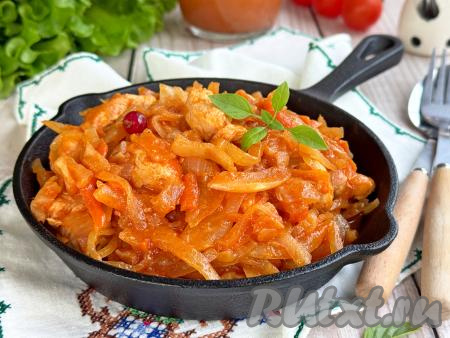 Курица, тушёная с квашеной капустой на сковороде