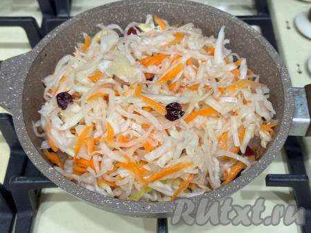 Пока обжаривается мясо курицы, нужно квашеную капусту выложить в дуршлаг, промыть водой, чтобы избавиться от лишней кислотности и сделать вкус более мягким. Отжать капусту от лишней влаги.&nbsp;К обжаренному куриному мясу выложить подготовленную квашеную капусту.&nbsp;