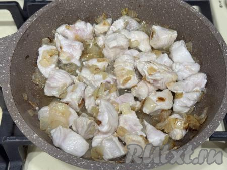 Обжарить курицу с луком в течение 7 минут (до изменения цвета мяса со всех сторон), периодически перемешивая.&nbsp;