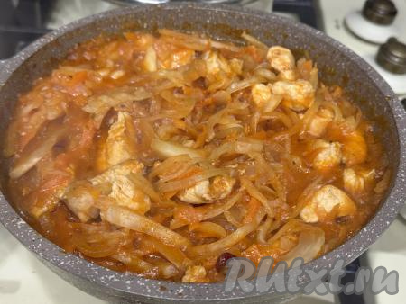 Тщательно перемешать капусту с курицей и томатной пастой. Закрыть сковороду крышкой, тушить блюдо на небольшом огне до мягкости капусты (ориентировочно минут 25), периодически перемешивая. Если квашеная капуста будет суховата, в процессе тушения можно добавить примерно 50 миллилитров воды. Так же можно попробовать блюдо на вкус, если капуста излишне кисловата, можно добавить маленькую щепотку сахара. Если необходимо, можно досолить.