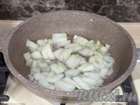 Прогреть растительное масло в сковороде, выложить мелко нарезанный лук.&nbsp;