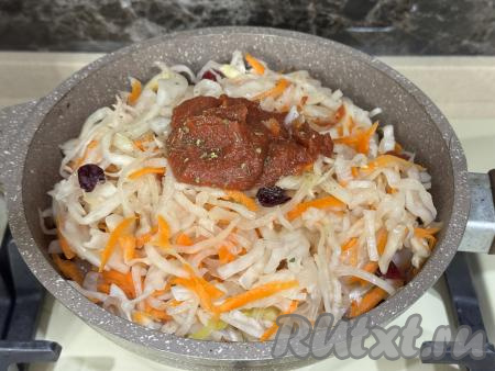 Добавить томатную пасту и специи по вкусу.&nbsp;