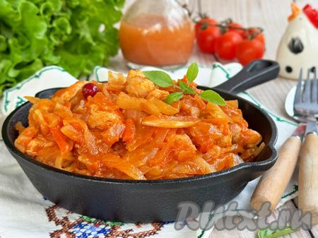 Аппетитную, сочную тушёную квашеную капусту с нежными кусочками мяса курицы разложить по тарелкам и в горячем виде подать к столу.&nbsp;