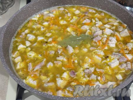 Влить в сковороду 400 миллилитров кипящей воды, перемешать гречку с курицей. Воду и сухую гречку я отмеряю стаканом одного и того же объёма. При добавлении 1 стакана гречки я вливаю 2 стакана воды. 