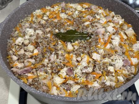 Довести воду до кипения, накрыть сковороду крышкой и готовить гречку с копчёной курицей на медленном огне до полного впитывания воды (минут 20-25). Готовое блюдо убрать с огня, перемешать.