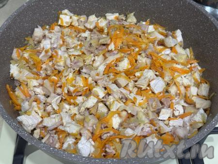 Перемешать курицу с овощами.