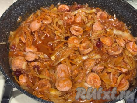 Когда капуста станет достаточно мягкой, подсолить по вкусу, прогреть 1-2 минуты и выключить огонь. Я соль не добавляла, мне хватило соли от капусты.