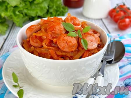 Квашеная капуста, тушёная с сосисками на сковороде