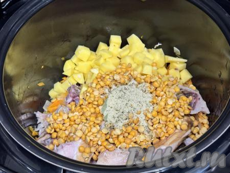 Всыпать соль и специи (я использовала соль, смешанную со специями).&nbsp;