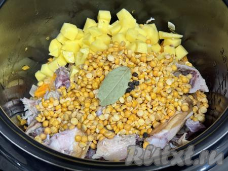 Выложить подготовленный горох, лавровый лист и перец горошком.&nbsp;