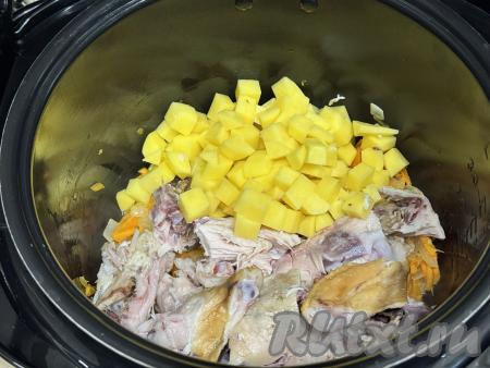 В чашу с обжаренными овощами добавить копчёную курицу и нарезанную на средние кубики картошку.&nbsp;