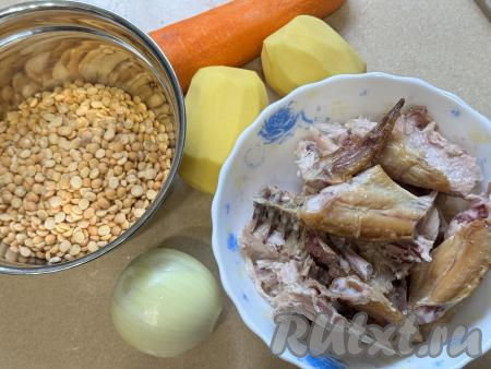 Подготовить продукты для приготовления горохового супа с копчёной курицей в мультиварке. Картошку, лук и морковь почистить. Очищенный картофель залить полностью водой, чтобы клубни не потемнели. Копчёную курицу нарезать на кусочки, при желании, можно отделить мясо от костей (я отделять не стала). Горох (у меня - колотый горох) выложить в сито, хорошо промыть под проточной водой. Промытый горох выложить в глубокую миску, залить полностью водой и оставить на 40-60 минут, затем откинуть на сито, промыть водой, лишней воде дать стечь. Благодаря предварительному замачиванию, горох точно успеет полностью свариться в мультиварке.