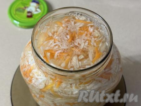 Поставить банку в глубокую миску, в которую в дальнейшем, в процессе брожения, будет выливаться из банки жидкость. Сверху банку накрыть марлей (или прикрыть крышкой), оставить на кухонном столе. Через сутки капуста начнёт выделять сок. С этого момента нужно протыкать капусту 3-4 раза в сутки деревянной палочкой, доходя до дна банки. Прокалывать нужно для того, чтобы из банки выходили газы, образующиеся в процессе брожения капусты, благодаря этому капуста, квашеная с имбирём,&nbsp;не будет горчить.&nbsp;