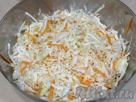 Хорошо перемешать овощи. Сильно можно руками не мять.