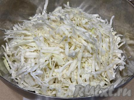 Белокочанную капусту вымыть, убирая верхние листья. Нарезать 1 килограмм капусты на тонкие полоски, выложить в глубокую миску.&nbsp;