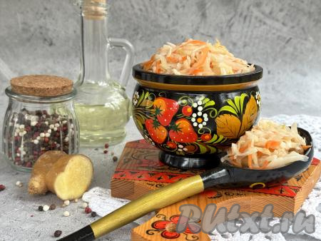 В общей сложности капуста обычно квасится 3 дня. По прошествии трёх дней капуста перестанет выделять сок, это будет означать, что она готова. Банку с капустой закрыть крышкой и примерно на сутки поставить в холодильник. А затем аппетитную, хрустящую, ароматную и очень вкусную капусту, квашеную с имбирём, выложить на тарелку, по желанию, дополнить нарезанным зелёным луком, заправить растительным маслом и в качестве закуски подать к столу. Хранить эту квашеную капусту нужно в холодильнике.&nbsp;