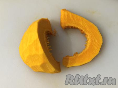 Очистить тыкву от кожуры, волокон и семечек. 300-400 грамм очищенной тыквы нарезать на ломтики толщиной примерно 1 сантиметр.