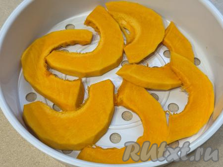 Выложить кусочки тыквы на поддон мультиварки для варки на пару. В чашу мультиварки налить 1 литр воды, выставить режим "На пару". Как только вода&nbsp;закипит, по звуковому сигналу установить поддон с тыквой в мультиварку, закрыть крышку. Готовить тыкву на пару в мультиварке примерно 15 минут (до готовности тыквы).