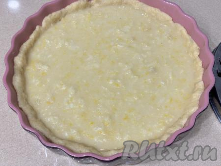 Вылить лимонную начинку на песочную основу пирога.