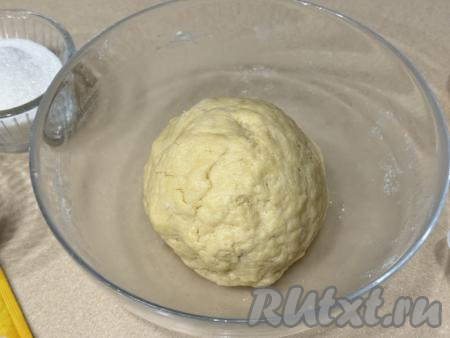 А затем руками замесить пластичное, не липнущее к ладоням песочное тесто, собирая его в шар. Если тесто будет плохо собираться в шар, тогда добавьте ещё 1 столовую ложку холодной воды. Я в общей сложности в процессе замеса песочного теста добавила 3 столовых ложки воды, но размер яйца, качество муки, жирность масла могут быть разными, поэтому, возможно, придётся добавить ещё 0,5-1 столовую ложку холодной воды.