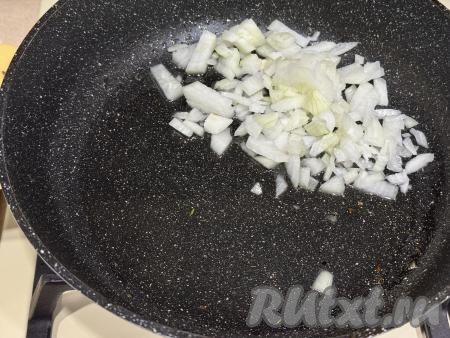 Сразу начинаем заниматься начинкой. Для этого нужно очистить морковку и лук. Влить растительное масло в сковороду, хорошо его разогреть, выложить мелко нарезанный лук, обжарить его до прозрачности на среднем огне (в течение 3-4 минут), не забывая иногда помешивать.&nbsp;