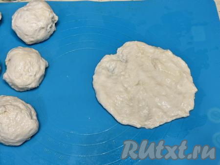 Разделить тесто на 10 равных частей. Руки немного смазать растительным маслом. Каждую часть теста скатать в шар. Затем каждую часть теста руками, смазанными маслом, растянуть в достаточно тонкий круг.&nbsp;&nbsp;