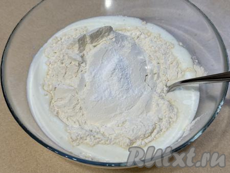 В смесь кефира и соды всыпать соль, добавить 150 грамм муки и весь разрыхлитель, перемешать столовой ложкой. Благодаря добавлению в бездрожжевое тесто и соды, и разрыхлителя, пирожки получатся пышными и воздушными.