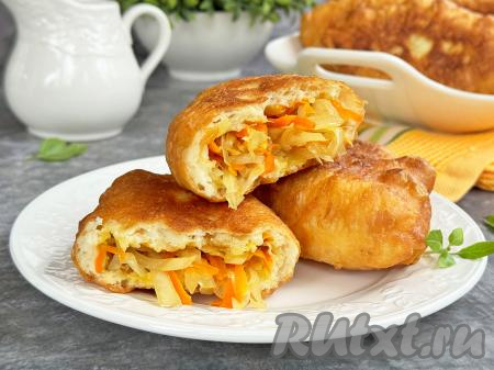 Жареные пирожки с квашеной капустой на сковороде