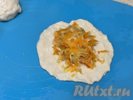 Начинку зрительно разделить на 10 равных частей. В центр теста, растянутого в круг, выложить одну часть начинки из жареной квашеной капусты.&nbsp;