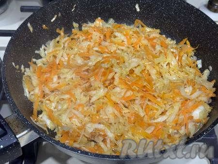 Жарить капусту минут 20-25 (до мягкости) на небольшом огне, иногда перемешивая. Если капуста не очень сочная и будет пригорать в процессе жарки, тогда можно добавить немного воды. Учитывайте, что и водянистой жареная квашеная капуста для начинки быть не должна. В процессе жарки попробовать капусту на вкус, если она кисловата, можно добавить маленькую щепотку сахара, если будет необходимость, можно немного присолить (я соль не добавляла). Готовую жареную тушёную капусту снять с огня, дать остыть и начинка для пирожков готова.&nbsp;