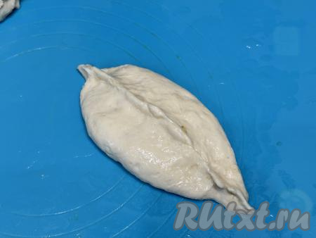 Скрепить края теста над начинкой, формируя пирожок так, чтобы начинка оказалась внутри. Аналогично сформировать все 10 пирожков с квашеной капустой.