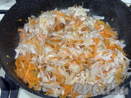 Обжарить овощи минут 5 (до мягкости морковки), периодически перемешивая, затем добавить подготовленную квашеную капусту.&nbsp;