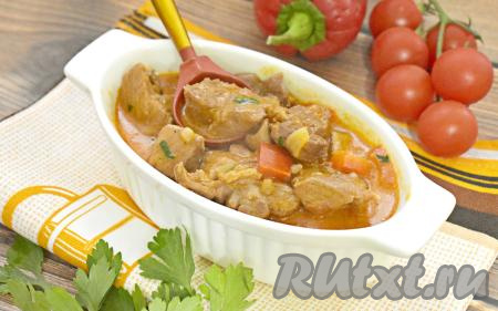 Ароматный, аппетитный, очень вкусный, в меру густой паприкаш из индейки раскладываем по тарелкам и в горячем виде, дополнив гарниром, подаём к столу.