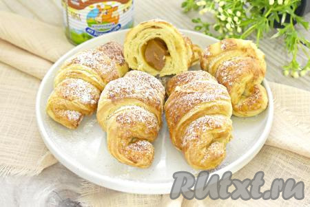 Аппетитные&nbsp;круассаны со сгущёнкой, слегка хрустящие снаружи и мягкие внутри, станут приятным дополнением к чашечке чая или кофе.