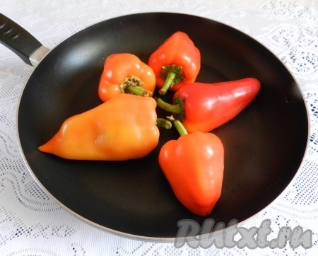 Перец промыть, обсушить. На прогретую сковороду налить немного оливкового масла, выложить перец.
Жарить на среднем огне под крышкой, поворачивая перец разными сторонами. Стараться, чтобы не повредилась оболочка, иначе весь сок из перчиков вытечет.