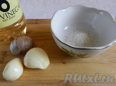 Для соуса раздавить чеснок, смешать с солью, черным перцем и уксусом.