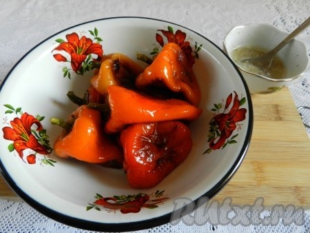 С обжаренных перцев снять кожуру.