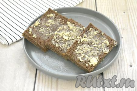 Получившейся чесночной массой покрываем ломтики хлеба с двух сторон. Оставляем так хлеб на 15-30 минут, чтобы он пропитался чесноком, смешанным с маслом и специями.