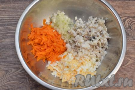 В миску с яйцами и морковью добавить нарезанные рыбу и лук.