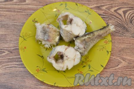 Кастрюлю с варёной рыбой убрать с огня, вынуть из рассола, выложить на тарелку, дать остыть.