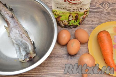 Подготовить продукты для приготовления салата с варёным минтаем и морковью. Минтая полностью разморозить при комнатной температуре. Морковку вымыть и, не очищая от кожуры, выложить в кастрюлю, залить полностью водой, поставить на сильный огонь и отварить с момента закипания воды на небольшом огне до готовности (в течение 25-30 минут, готовая морковка будет легко прокалываться ножом). Яйца отварить в течение 10 минут с момента закипания воды. Отваренные морковку и яйца остудить и очистить.