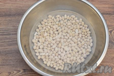 На следующий день фасоль в процессе замачивания впитала довольно-таки много воды и хорошо увеличилась в объёме.